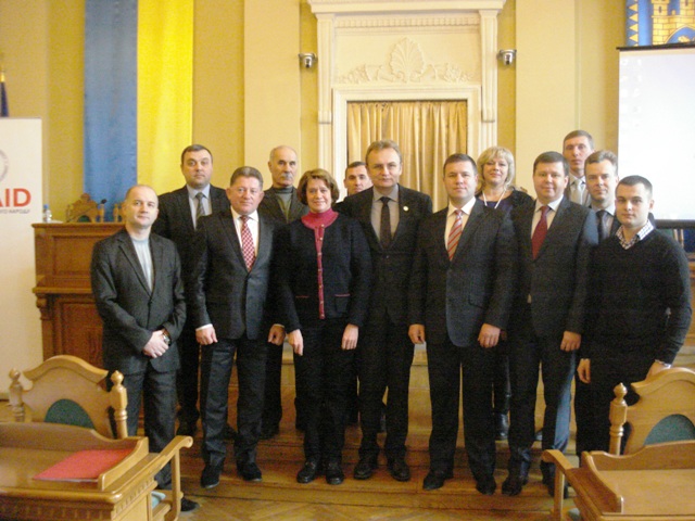 На фото учасники семінару: секретар Львівської міськради Василь Павлюк, міський гллова Львова Андрій Садовий, депутат Черкаської облради Любов Майборода, секретар Маріупольської міськради Андрій Федай.