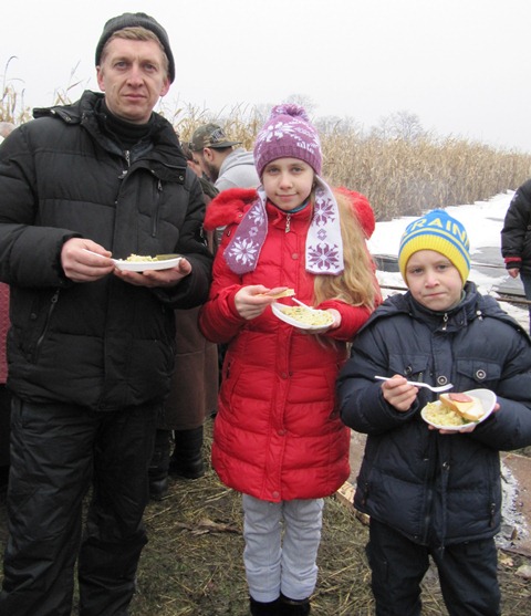 Саша та Альона Подшебякіни разом із татом Сергієм вже не вперше приїздять на святкування з чорнобаївського кутка Майорщини. Скупатися цього разу ще не наважилися, хоча найбільше бажання було в малого Сашка. Родина лише освятила воду та посмакувала гарячими напоями з бутербродами Саша та Альона Подшебякіни разом із татом Сергієм вже не вперше приїздять на святкування з чорнобаївського кутка Майорщини. Скупатися цього разу ще не наважилися, хоча найбільше бажання було в малого Сашка. Родина лише освятила воду та посмакувала гарячими напоями з бутербродами