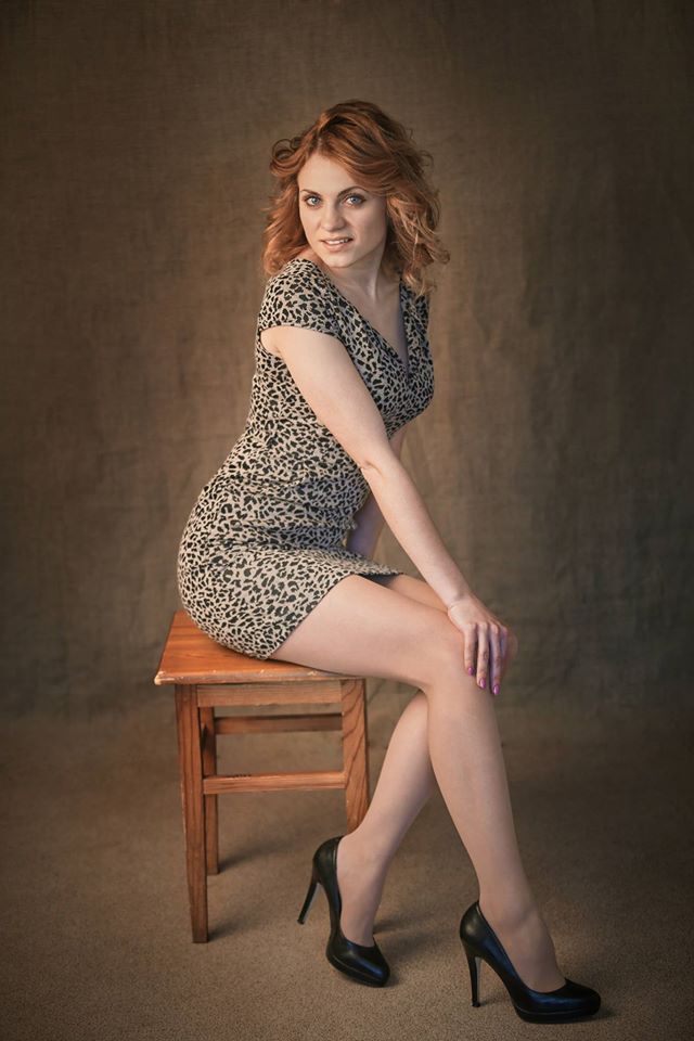 Аліна Сокольська. Красуня живе в Корсуні, працює в Дацьках. Вишиває бісером, пече смаколики, співає... 