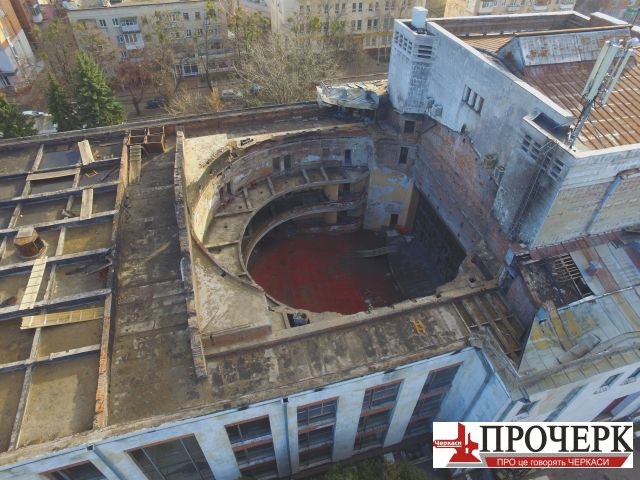 Фото Володимира Гамалиці. Поки що театр залишається беззахисним перед снігопадами... Фото Володимира Гамалиці. Поки що театр залишається беззахисним перед снігопадами...