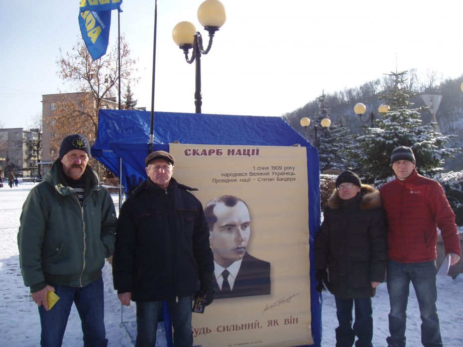 Канівців привітали з Днем народження Степана Бандери