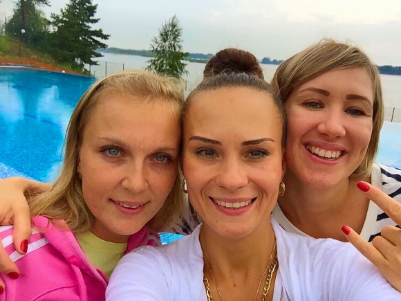 Дружина міського голови Черкас Анатолія Бондаренка - посередині. Фото з соцмереж