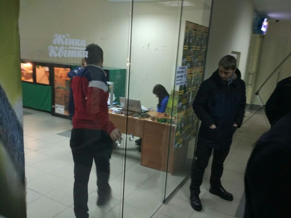 Активісти закривають незаконну виставку