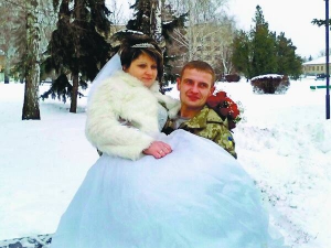Сергій Юрик із села Дирдин Городищенського району на Черкащині тримає на руках дружину Наталію Ричко. Сільська рада тимчасово надала молодятам будинок, в якого немає господарів 