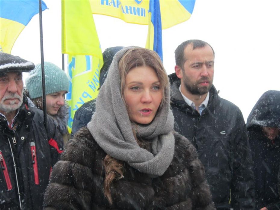 Наталя Лютикова не змогла залишатися в окупованому Криму і переїхала на Київщину. Активно допомагали родиною добровольчим батальйонам, армії. В 2016 році стала співзасновником українського жіночого бренду “ZELO Духмяна Майстерня Одягу”. Вступила до Руху, бо побачила в ньому силу, що об’єднує