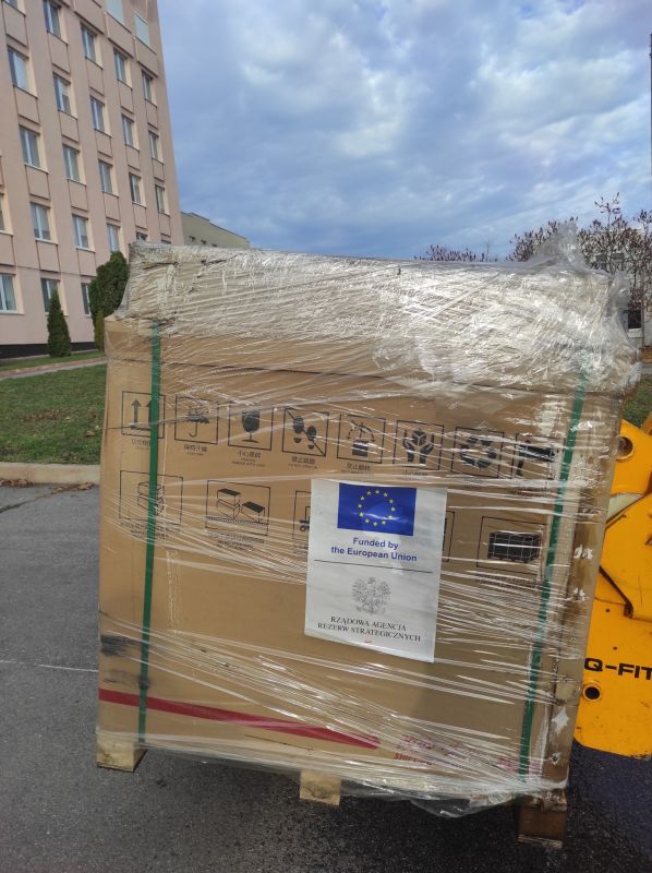 на даху нашої лікарні розпочато встановлення сонячних панелей