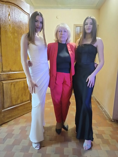 Гурт SISTERS MIX і вірна помічниця Олександра Іськова, його дружина Ірина