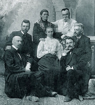 На відкритті памятника Котляревському в Полтаві 1903 рік Зліва направо Коцюбинський Стефаник, Олена Пчілка, Леся Українка, Михайло Старицький На відкритті памятника Котляревському в Полтаві 1903 рік Зліва направо Коцюбинський Стефаник, Олена Пчілка, Леся Українка, Михайло Старицький