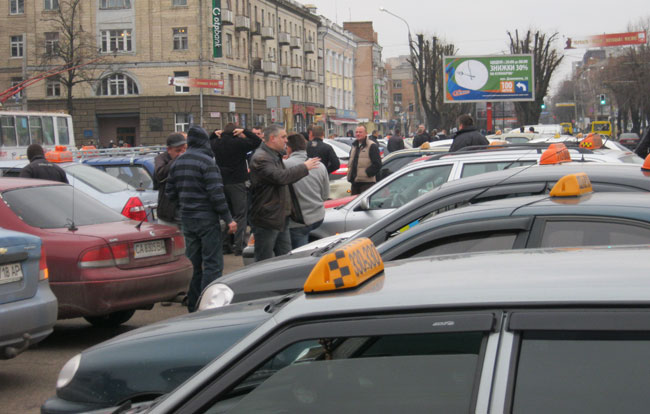 Усі машини завершили свій автопробіг біля Будинку рад, де підприємці передали резолюцію губернатору