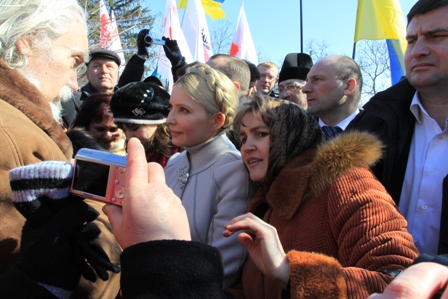 Одні давали поради, інші намагалися сфотографуватися. Анатолій Бондаренко, якого ви бачите на фото, намагався не відставати. А Володимир Гресь, якого ви не бачите, відстав