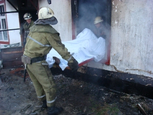 З чотирьох мешканців будинку пожежники встигли врятувати лише двох, проте один з них від отриманих опіків помер пізніше у лікарні. Фото ГУ МНС області