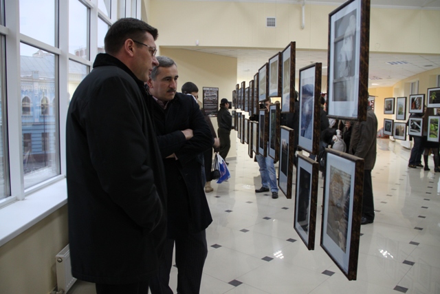 Серед гостей виставки - і черкаські політики. Зокрема, міський голова Сергій Одарич зі своїм соратником Миколою Мирзою