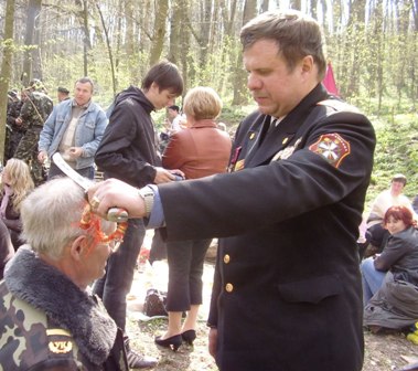 Торік, як і до цього, усіх охочих посвячували в козаки, однак не всі згоджувалися отримати по спині батогом (за традицією посвяти)