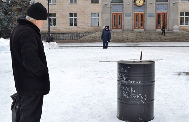 На цій діжці учасники акції виконали символічний гімн протесту.