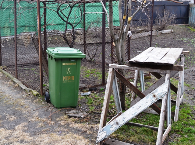 Сміттєвий бак у дворі Галини Федорової. Жінка переймається, що його можуть поцупити навіть із двору