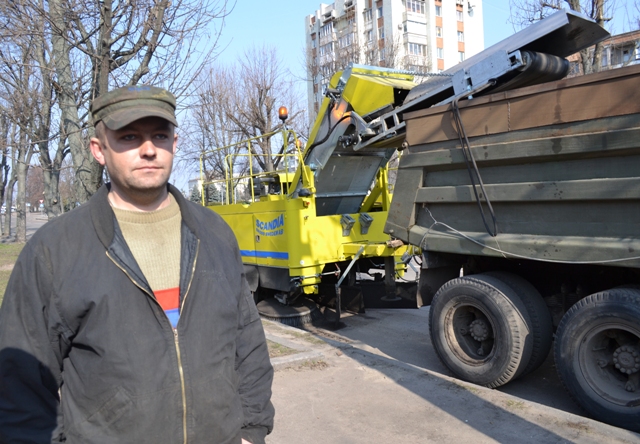 Оператор прибиральної техніки Володимир Салоух за кермом такої техніки – вперше