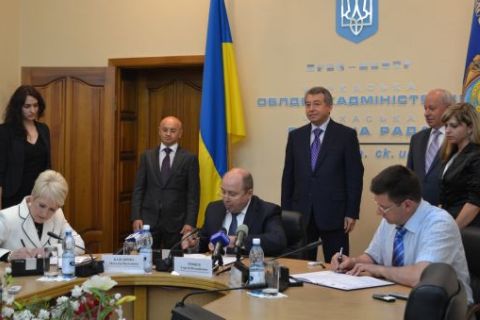 Підписи під тристоронньою угодою про співпрацю поставили голова правління ПАТ «Черкаське хімволокно» Наталія Бажанова, перший заступник голови Черкаської облдержадміністрації Сергій Рябцев та міський голова Черкас Сергій Одарич