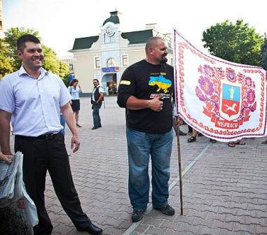 Микола Кудрявцев зустрічає в Черкасах автостоп богатиря Вірастюка (фото - Ігоря Бутенка)