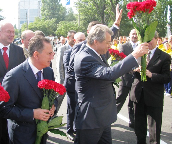 Як жартує Міністр Колесніков, зі стрічок, які розрізає голова Черкаської облдержадміністрації Сергій Тулуб на відкриттях об’єктів, губернатор вже може робити собі гобелен