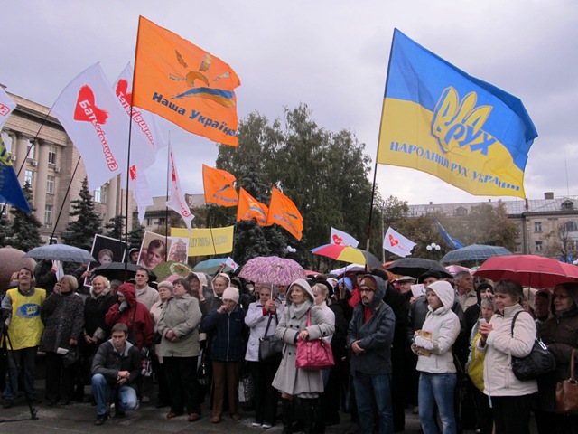 Мітинг продовжувався, незважаючи на дощ