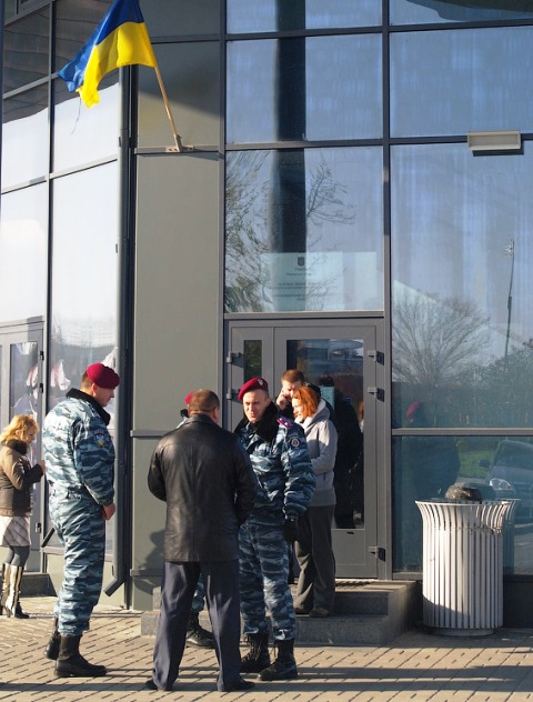 Вхід до ОВК вартує міліція, але все спокійно