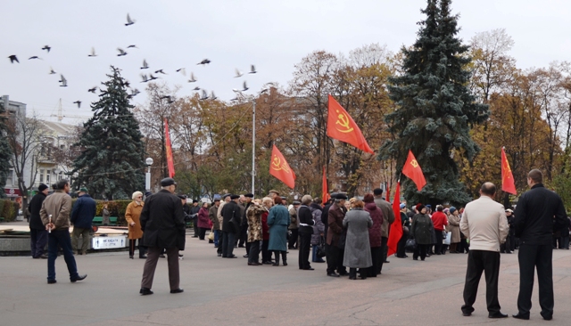 Черкаські пенсіонери та активісти КПУ супроводжували засідання сесії вигуками «Ганьба депутатам міської ради!» та «Одарича – у відставку!»