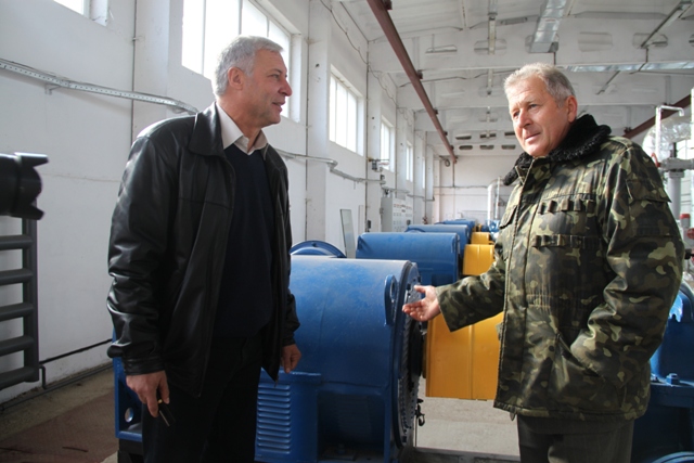 Головний інженер Черкаської ТЕЦ Валентин Гринчук (зліва) переконує, що вже зараз нова насосна станція дає помітні результати