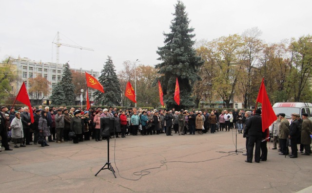 На дворі комуністи звинувачували у всіх смертних гріхах владу