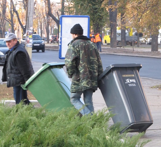 На думку міського голови, проблему зі сміттям в приватному секторі реально розв’язати лише завдяки контейнерам, коли раз на тиждень, а в перспективі раз на два тижні люди викочуватимуть контейнер, а ввечері забиратимуть…