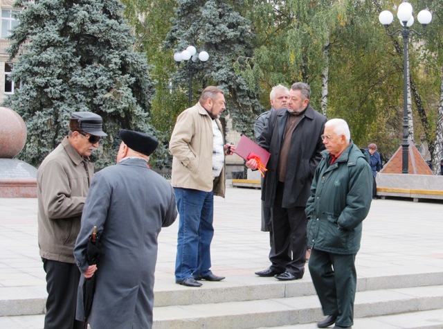 На мітингу не було головного соціаліста області Олексія Малиновського (на фото - у центрі), бо його саме викликали на допит щодо попередніх мітингів