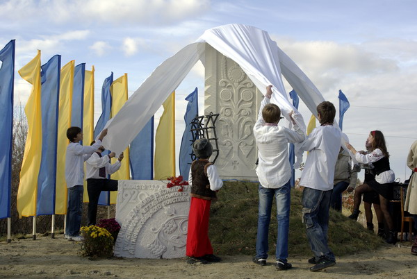 Пам'ятник "розмовляє" мовою символів і знаків з дідами-прадідами