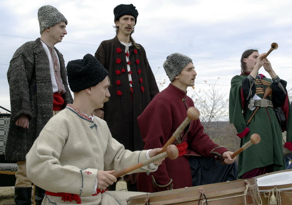 До збору коштів на виготовлення пам'ятнику долучались і діячі культури, зокрема гурт "Гуляйгород"