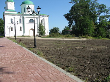 Гарною бруківкою встелили... лише одну сторону дороги