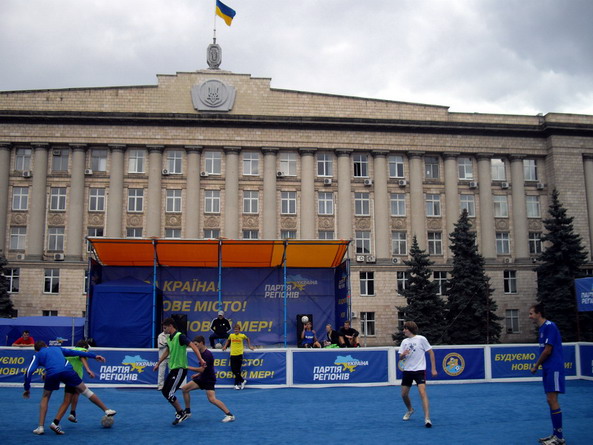 Про безпеку студентів та черкащан, а майданчик розташували безпосередньо коло зупинки транспорту, ніхто не думає