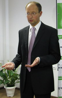 Арсеній Яценюк заявляє про суспільний попит на політичну силу, яка була б альтернативою регіоналам