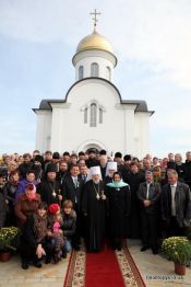 Головні меценати - родина відомого політика Людмили Супрун, чий чоловік Микола народився у Порадівці