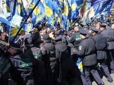 На фото - "Свобода" пікетує Верховну Раду у квітні 2010 року