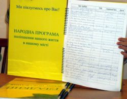 У Гладкого виборча кампанія переплітається з маркетинговою - презентацією його безалкогольної продукції