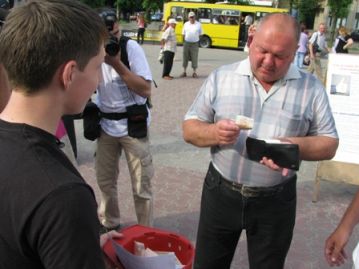 Колишній начальник Управління МВС у Черкаській області та в.о. начальника УСБУ регіону Микола Каплій, який нині обіймає посаду голови виконкому обласної організації партії «Наша Україна», не пошкодував грошей на білет губернатору додому на Донеччину