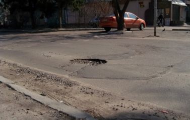 Серед черкаських ям на сайті 4road.net є фото ділянки дороги по вул. Леніна навпроти школи №17