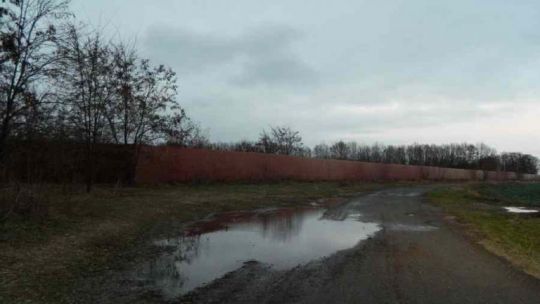 Огорожа довкола лісу Хорошковського – в кільканадцять кілометрів завдовжки та у кілька метрів заввишки