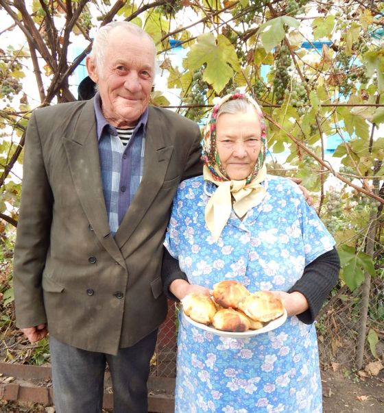 - Купив дванадцять квитків, - розповідає Іван Кутній. - Повигравали з онуком всякої всячини, а хотілося саме порося. Тепер порадую свою дружину. 