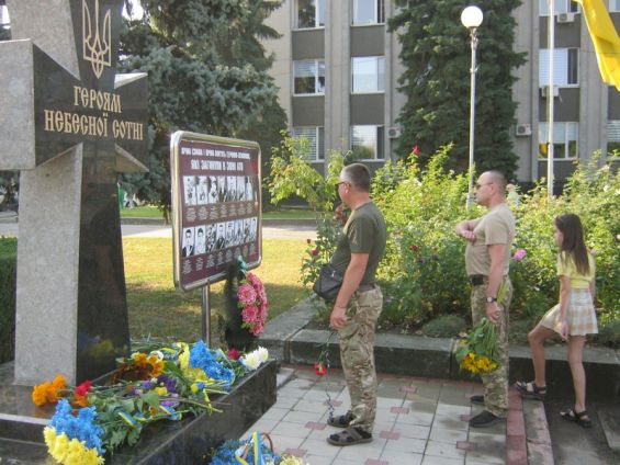 Квіти до пам’ятного знаку