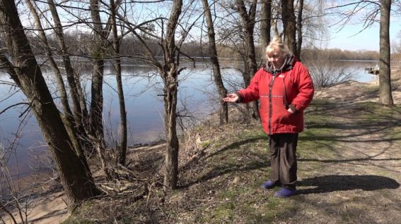 Місцева жителька показує, де було минулорічне підтоплення. Суспільне Черкаси