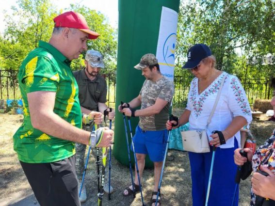 Ігор Єфіменко провів майстер клас для всіх охочих, наголошуючи, що скандіходьба – це про здоров’я і товариськість