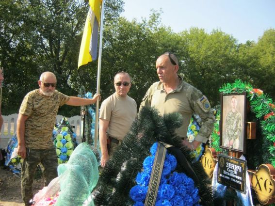 на Алеї Слави біля могили нещодавно полеглого 23-річного Захисника Сергія Зенича 