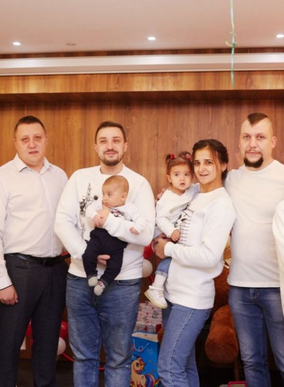 Олександр Носенко з родиною. З боків Ігор Душка та Павло Собко (двоє нині покійні захисники України)