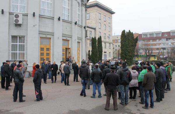 Акція протесту під облрадою. Політичні сили вимагають перевірки результатів виборів. Фото "Нової Доби"