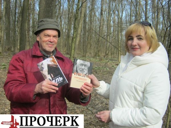 Книжки від автора для бібліотеки отримує просто в Холодному Яру Мирослава Міняйло