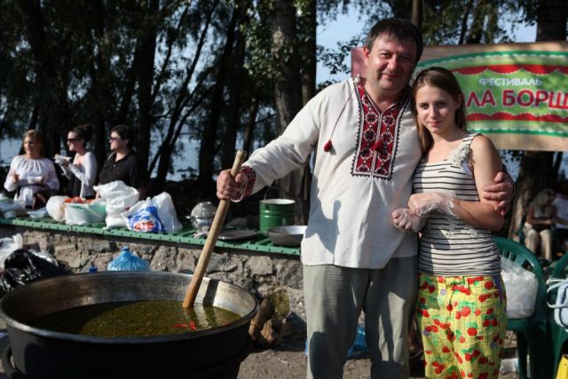 Донька Даяна допомагає батькові на виборах